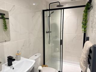 6B 3Bath - Free Parking - TVs In EVERY Room - Liverpool - 3
