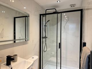6B 3Bath - Free Parking - TVs In EVERY Room - Liverpool - 2