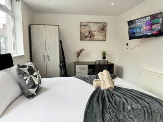 6B 3Bath - Free Parking - TVs In EVERY Room - Liverpool - 1