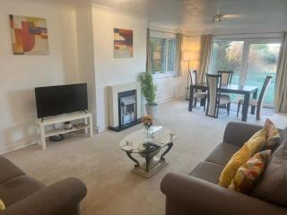 Spacious 6 Bedroom Home in Grantham with Parking - Lincolnshire - 0