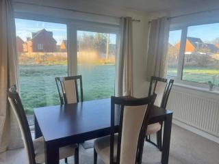 Spacious 6 Bedroom Home in Grantham with Parking - Lincolnshire - 9
