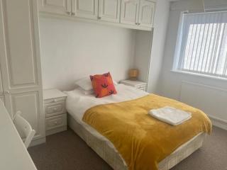 Spacious 6 Bedroom Home in Grantham with Parking - Lincolnshire - 6