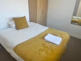 Spacious 6 Bedroom Home in Grantham with Parking - Lincolnshire - 5