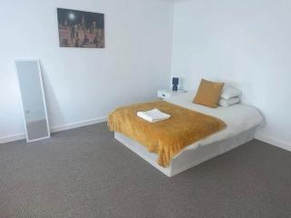 Spacious 6 Bedroom Home in Grantham with Parking - Lincolnshire - 4