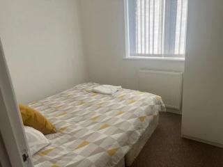 Spacious 6 Bedroom Home in Grantham with Parking - Lincolnshire - 3