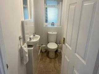 Spacious 6 Bedroom Home in Grantham with Parking - Lincolnshire - 1