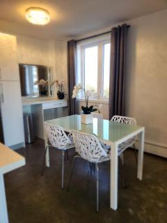 Downtown Two Bedroom, Modern & Cozy - Saskatoon - 4