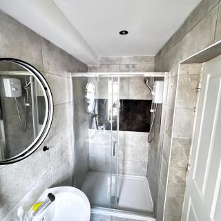 Cosy London Base 1 Bedroom Sofa Bed Sleeps 4 and Free Parking - Slades Green - 4