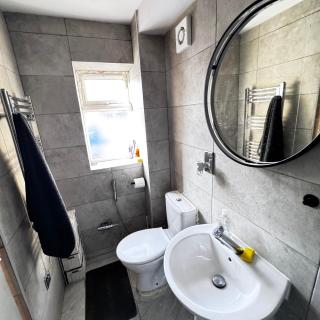 Cosy London Base 1 Bedroom Sofa Bed Sleeps 4 and Free Parking - 6