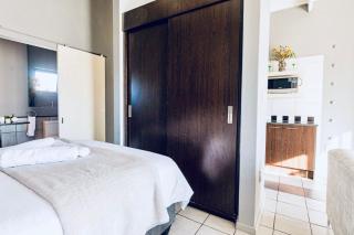 Dainfern Fourways apartment offering privacy and a lavishly expansive balcony views - Sandton - 1