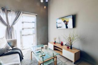 Dainfern Fourways apartment offering privacy and a lavishly expansive balcony views - Sandton - 9