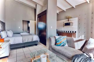 Dainfern Fourways apartment offering privacy and a lavishly expansive balcony views - Sandton - 8