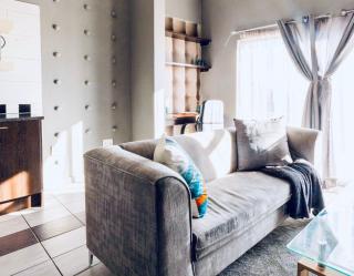 Dainfern Fourways apartment offering privacy and a lavishly expansive balcony views - Sandton - 3