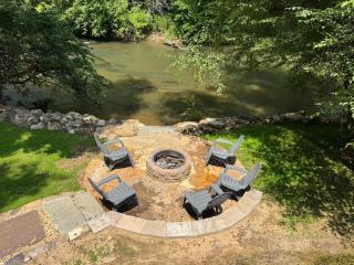 Riverfront Home w Deck & Hot Tub - Ellijay - 4
