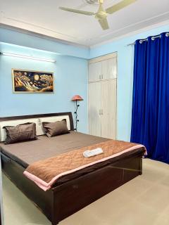 Highway access 2BHK, Trendy decor, VR & other water parks - 8