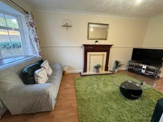 Spacious and Cosy 4 Bedroom Home - Strood - 0