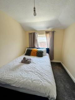 Spacious and Cosy 4 Bedroom Home - Strood - 9