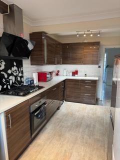 Spacious and Cosy 4 Bedroom Home - Strood - 8