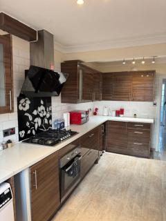 Spacious and Cosy 4 Bedroom Home - Strood - 7