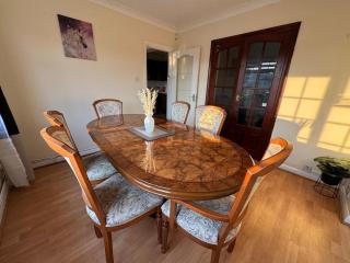 Spacious and Cosy 4 Bedroom Home - Strood - 6