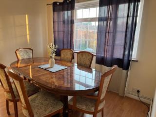 Spacious and Cosy 4 Bedroom Home - Strood - 4