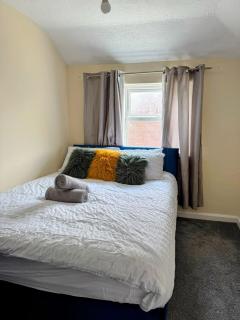 Spacious and Cosy 4 Bedroom Home - Strood - 3