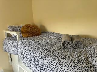 Spacious and Cosy 4 Bedroom Home - Strood - 2