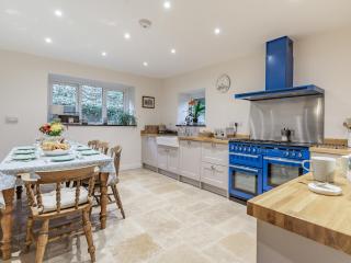 Pwll Farmhouse - Llanllawdog - 2