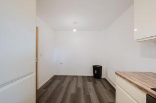 Stylish 4 bedroom home with WIFI, Free Parking and close to Old Trafford - 3