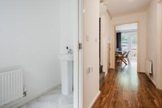 Stylish 4 bedroom home with WIFI, Free Parking and close to Old Trafford - Manchester - 1