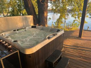Newly Remodeled House on Cedar Lake! - - 0