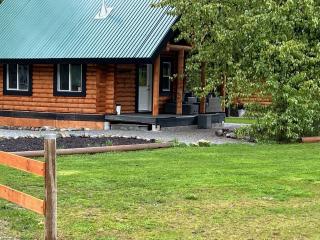 Log lofted rustic cabin in woods - Kelowna - 0