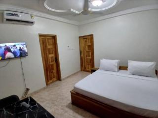 Madora Lodge - - 0