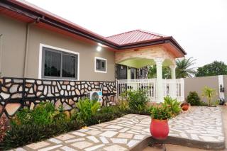 Madora Lodge - - 8