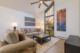 Large 4 Bedroom Home with Hot Tub and Fenced Yard - NO XTRA FEES! - 0