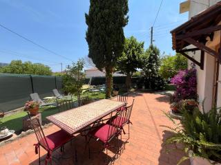 F4 donnant sur un grand jardin privé aménagé, parkings gratuits, clim, calme, wifi, idéal famille & pro, 15 min de la mer et base navale, 10 min de la gare sncf et routière - Tolone - 0