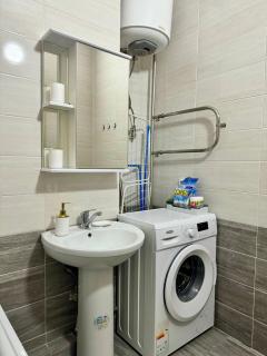 Central 1BR with Balcony and Wi-Fi - Bishkek - 1