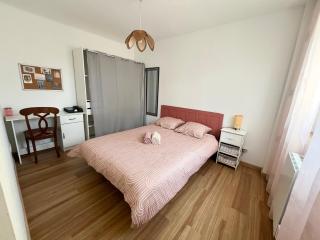 F4 donnant sur un grand jardin privé aménagé, parkings gratuits, clim, calme, wifi, idéal famille & pro, 15 min de la mer et base navale, 10 min de la gare sncf et routière - Tolone - 3