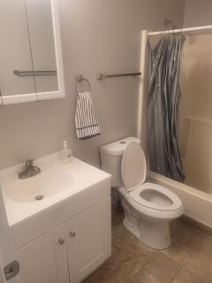 Entire quiet 2 bedroom apartment - 5