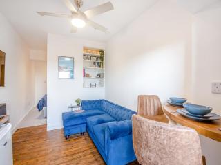 Beachfront Apartment - Rhos-on-Sea - 7