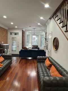 Classy Victorian Brownstone Subway Shopping - Washington, D.C. - 2