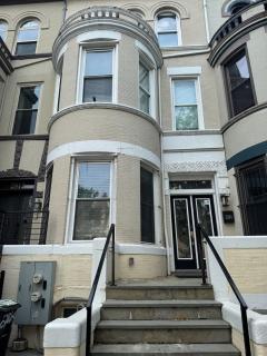 Classy Victorian Brownstone Subway Shopping - Washington, D.C. - 9