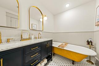 Downtown Bungalow with Hot Tub! - Weatherford - 0