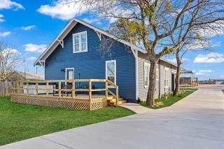 Downtown Bungalow with Hot Tub! - Weatherford - 2