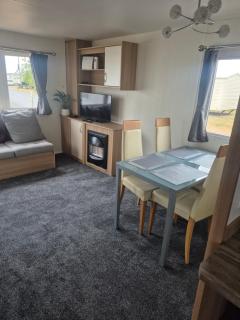Lyon's Robin Hood Rhyl 8 Berth Caravan - Rhyl - 8