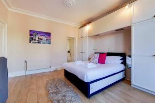 Apartment w workspace in Ealing - 9