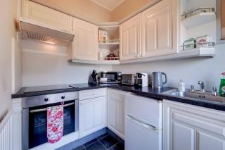 Spacious Ealing Broadway Apartment - London - 8
