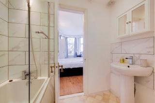 Spacious Ealing Broadway Apartment - London - 1