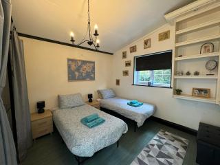 Sherrington Cottage 1 minute walk to Frintons blue flag beach Sleeps up to 8 - Frinton-on-Sea - 1