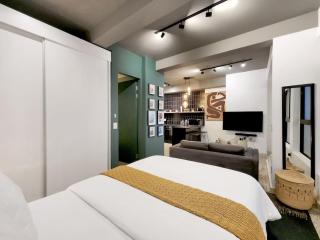 Stylish Oasis Skyline Views Central Urban Luxury - 9